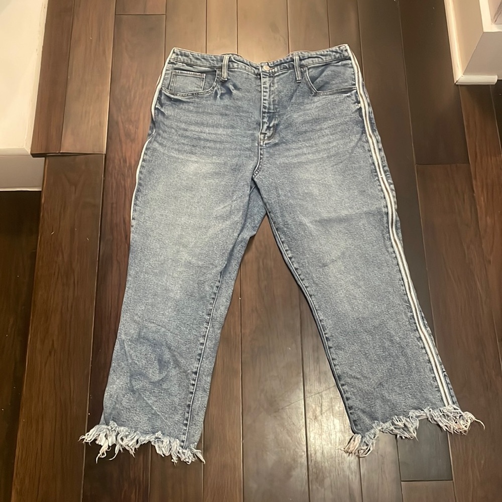 Light Wash Jeans with Zipper Detail